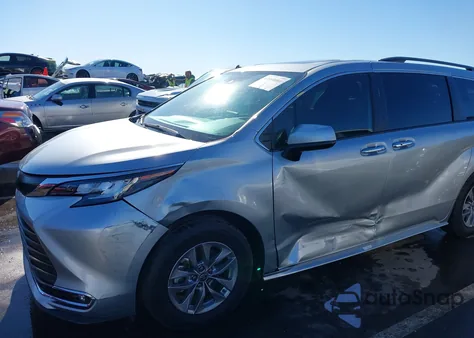 2022 Toyota Sienna Xle z USA, uszkodzony, nr VIN 5TDYRKEC2NS118823